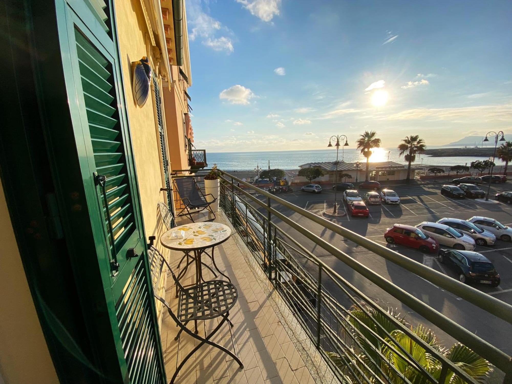 Ferienwohnung L'Eternita' E' Il Mare Mischiato Col Sole Rimbaud Ventimiglia Exterior foto